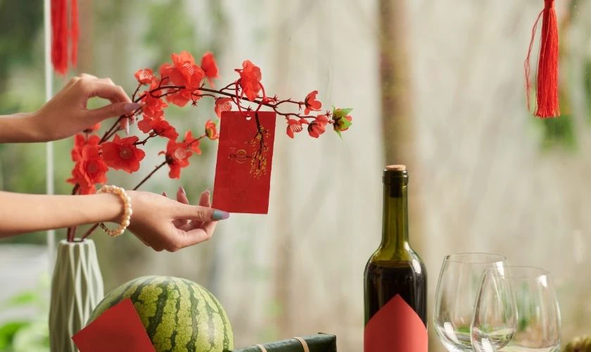 Cách trang trí cây mai với thiệp chúc Tết ấn tượng