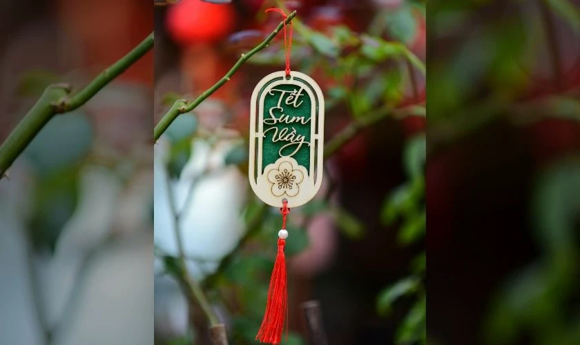 Cách trang trí cây mai với thiệp chúc Tết đẹp nhất