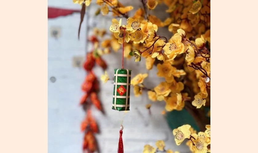 Cách trang trí cây mai ngày Tết với mô hình bánh chưng