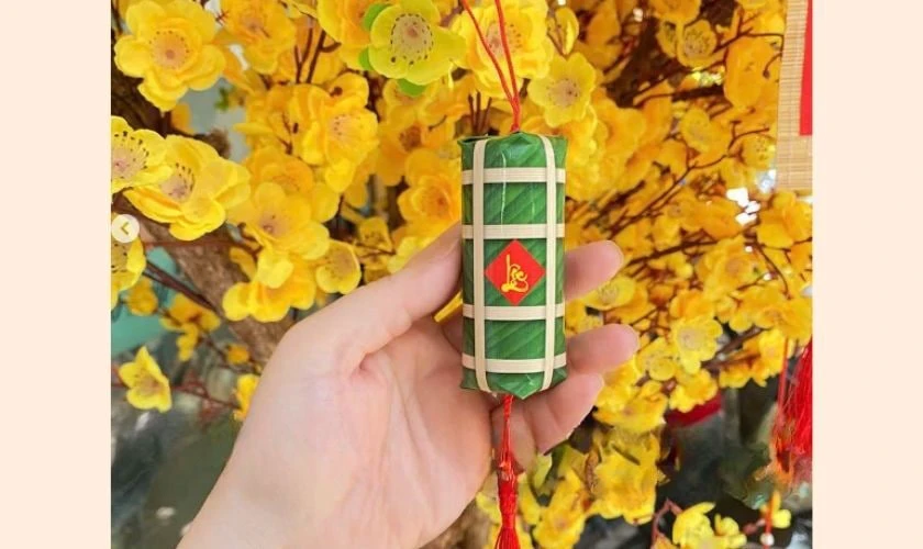 Cách trang trí cây mai ngày Tết với mô hình bánh chưng mini