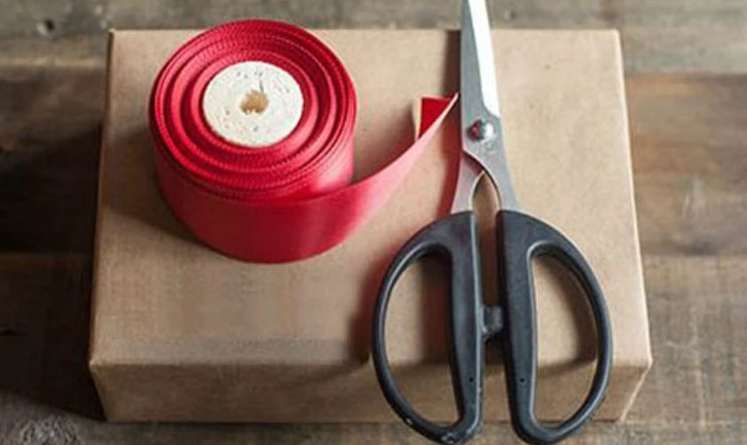 Cắt một dải giấy nhỏ dán làm quai xách