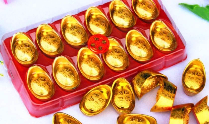 Cách trang trí cây quất ngày Tết với thỏi vàng