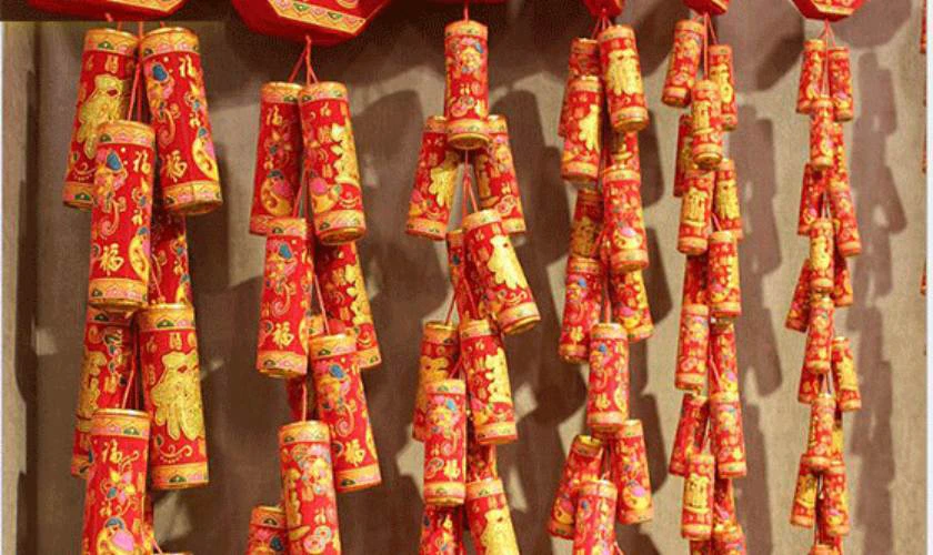 Trang trí cây với dây pháo đỏ