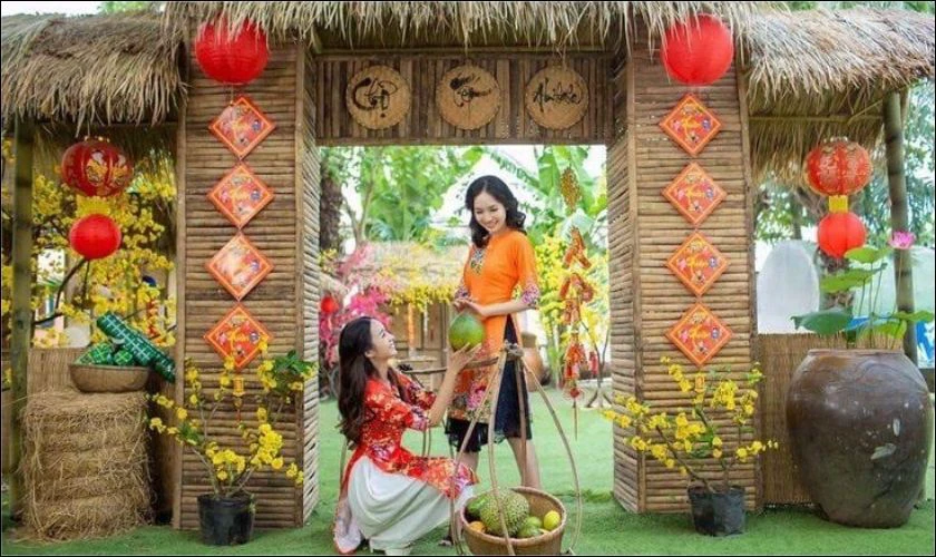 Dùng hoa mai làm vật trang trí cổng trại đẹp