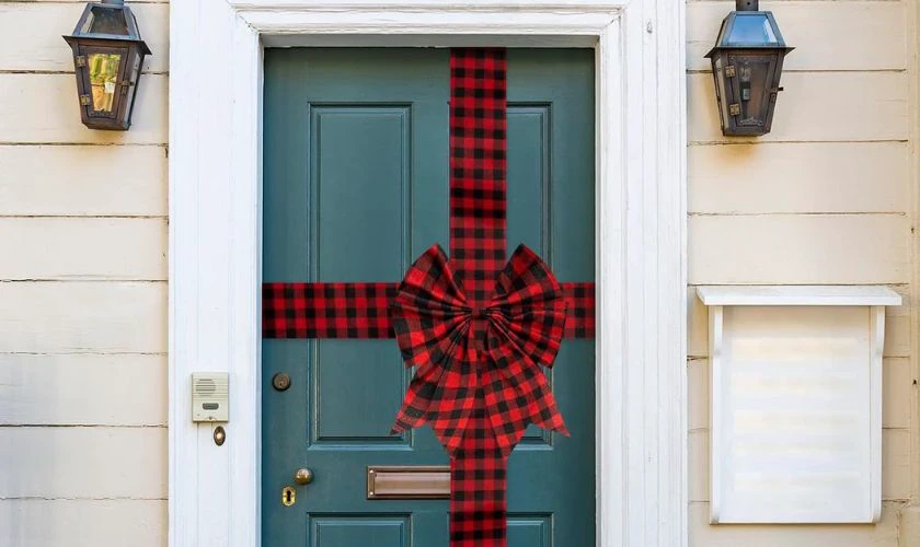 Trang trí cửa kính Noel bằng dây ruy băng