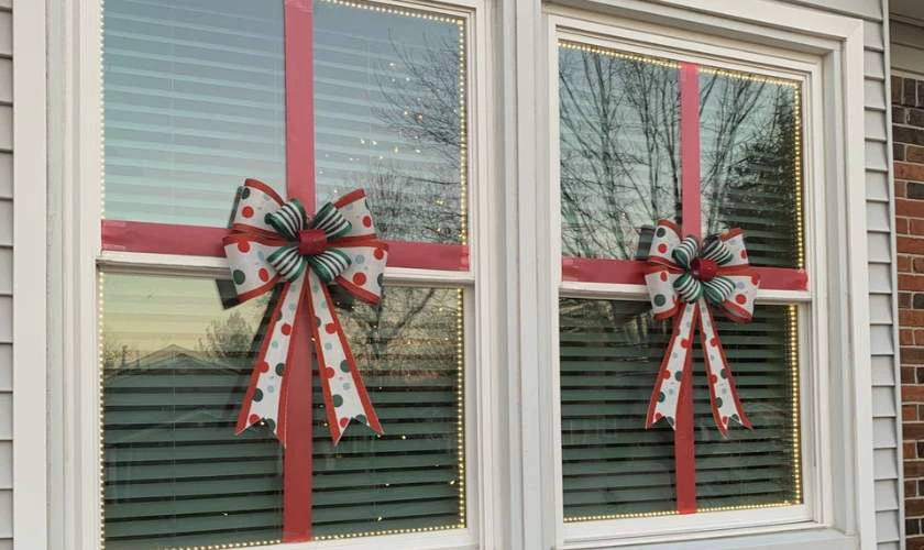 Trang trí cửa kính Noel bằng dây ruy băng thắt nơ