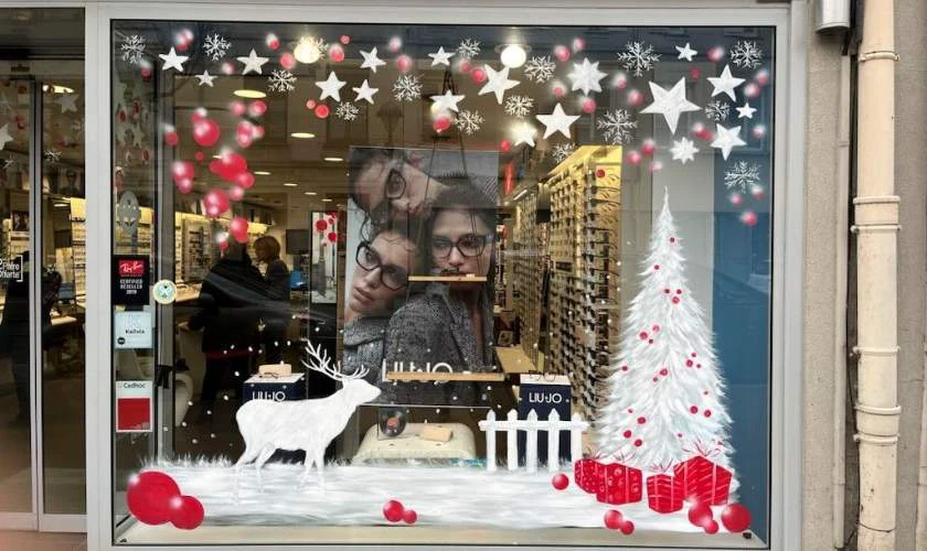 Trang trí cửa sổ Giáng sinh bằng decal dán đẹp mắt