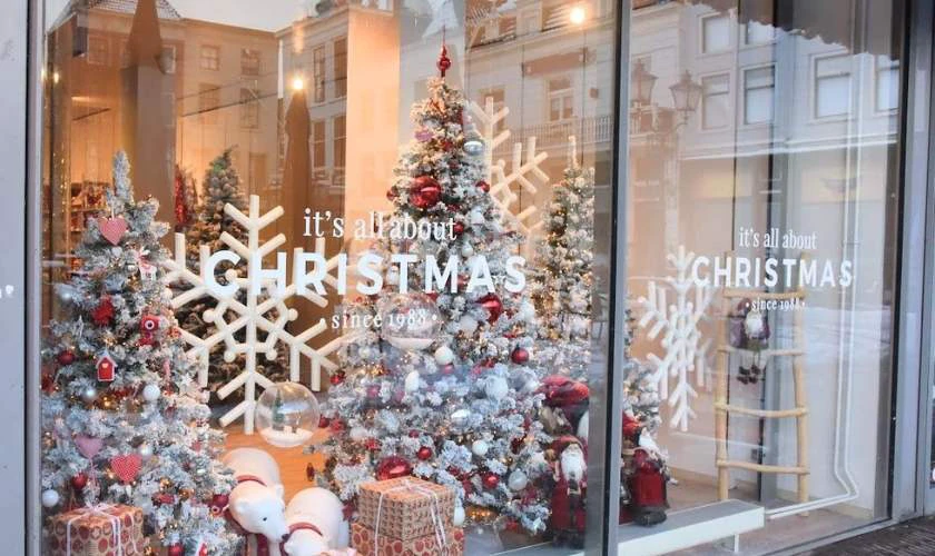 Trang trí cửa kính Noel bằng cây thông Noel tone trắng và đỏ