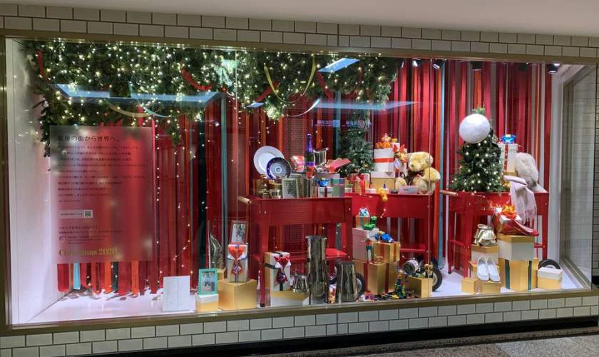 Trang trí cửa kính Noel bằng hộp quà bắt mắt