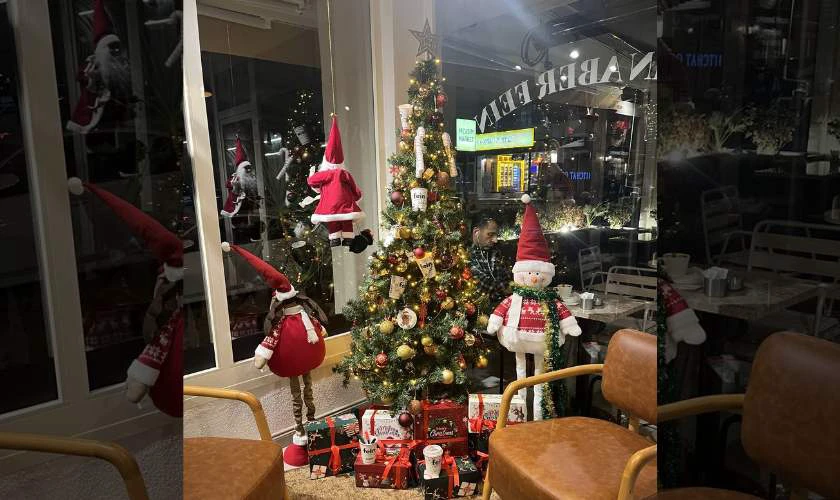 Trang trí cửa kính Giáng sinh bằng ông già Noel