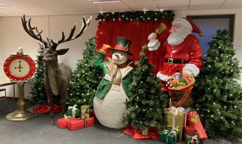 Trang trí Giáng sinh bằng mô hình ông già Noel