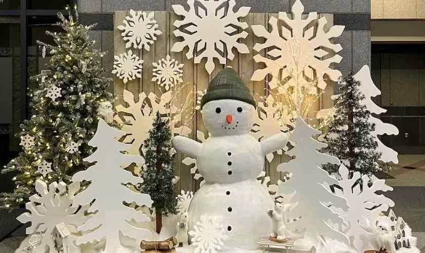 Trang trí cửa kính Noel hình người tuyết dễ thương