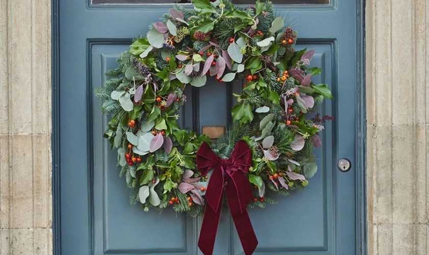 Làm mới cửa sổ đón Giáng Sinh với vòng nguyệt quế