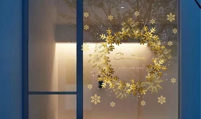 Trang trí cửa sổ Giáng Sinh bằng vòng nguyệt quế 