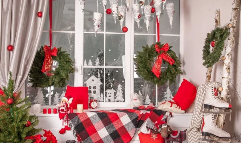 Kết hợp quả châu với vòng nguyệt quế đón Giáng Sinh bên cửa sổ