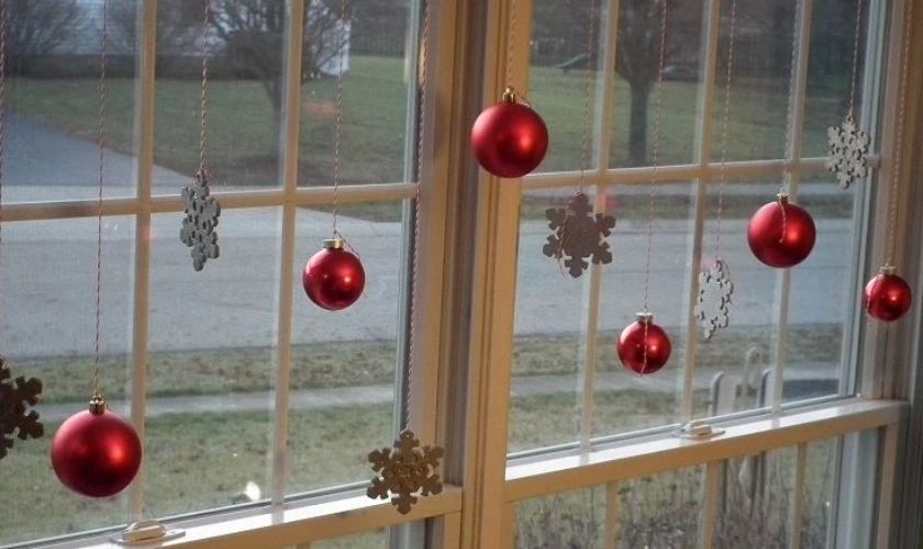 Treo quả châu đỏ đón Giáng Sinh đẹp mắt