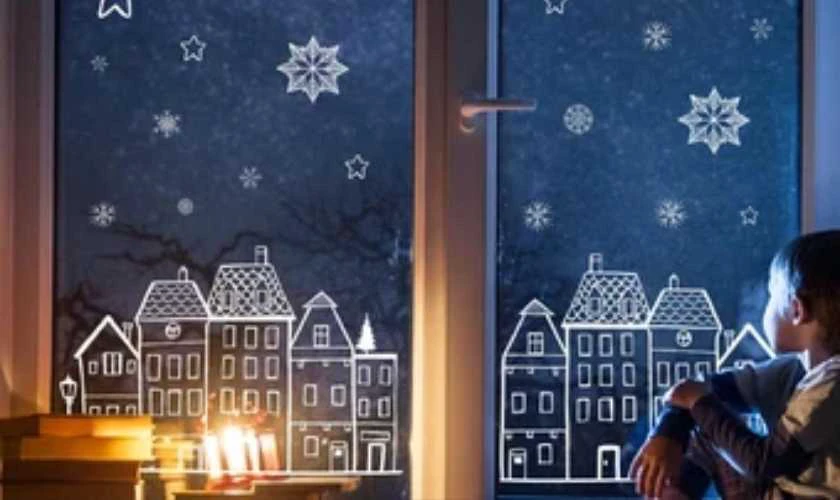 Trang trí cửa sổ Noel bằng cách vẽ bút xóa tỉ mỉ