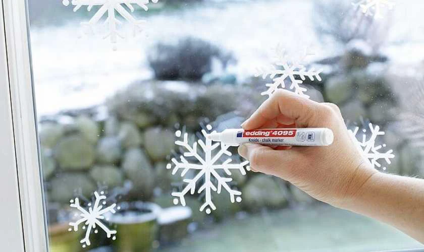 Trang trí cửa sổ Noel bằng cách vẽ bút xóa chi tiết