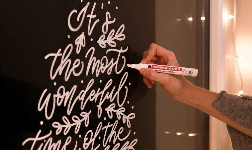 Trang trí cửa sổ Noel bằng cách vẽ bút xóa đẹp