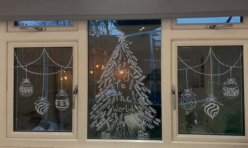 Trang trí cửa sổ Noel bằng cách vẽ bút xóa lạ
