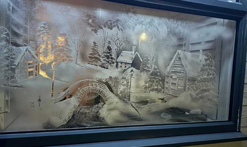 Trang trí cửa sổ Noel bằng chai xịt tuyết lạ mắt