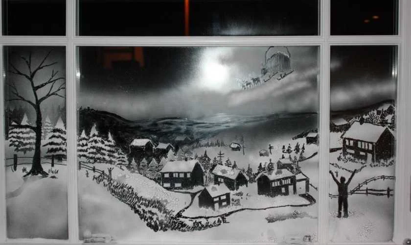 Trang trí cửa sổ Noel bằng chai xịt tuyết 2025