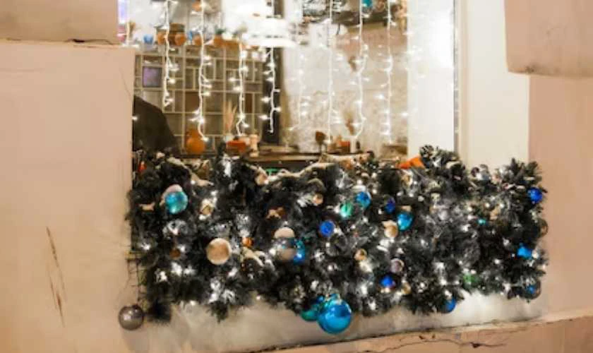 Trang trí cửa sổ Noel bằng trái châu lấp lánh đẹp mắt