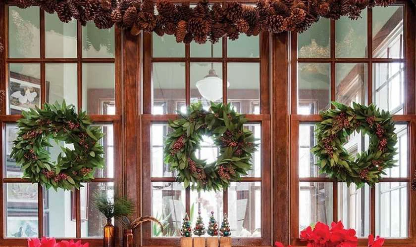 Trang trí cửa sổ Giáng sinh bằng vòng nguyệt quế màu sắc