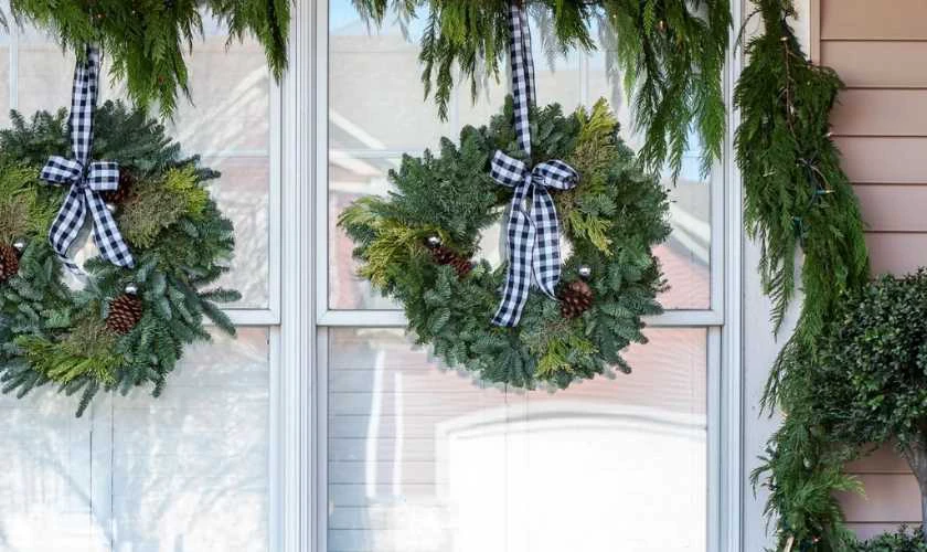 Trang trí cửa sổ Giáng sinh bằng vòng nguyệt quế đẹp nhất