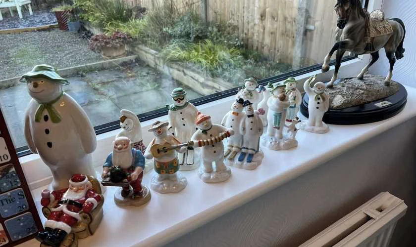 Trang trí cửa sổ Noel bằng mô hình người tuyết