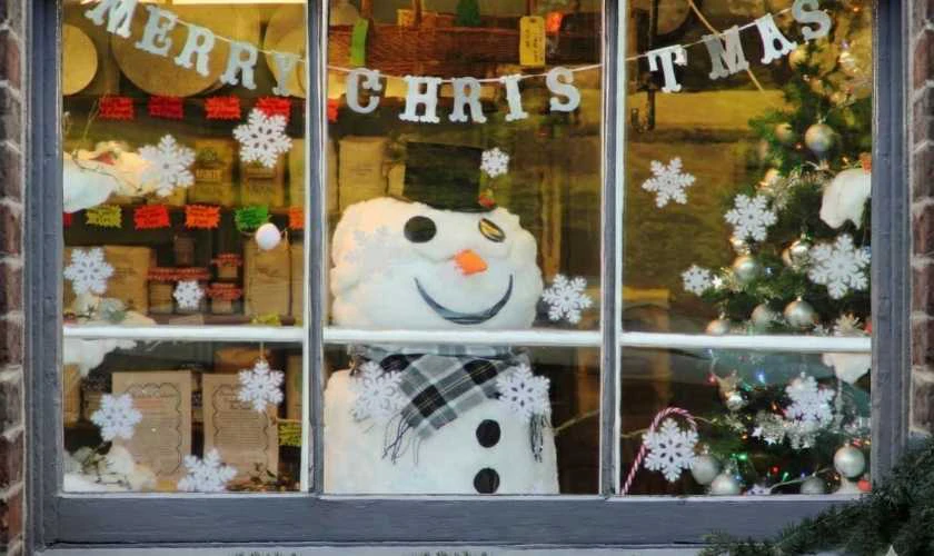 Trang trí cửa sổ Noel bằng mô hình người tuyết đẹp 2025