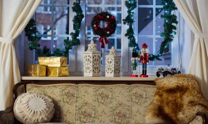 Trang trí cửa sổ Giáng sinh Noel bằng hộp quà đỏ