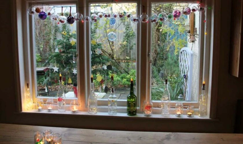 Mẫu trang trí cửa sổ với quả châu nhiều màu