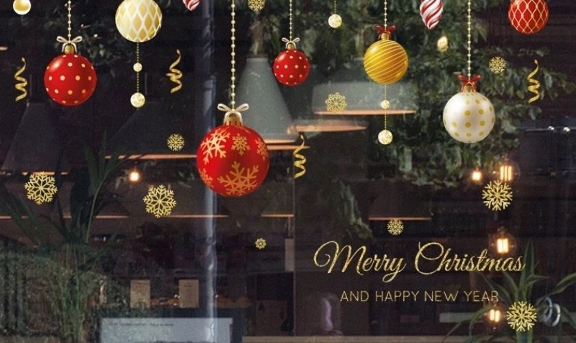 Trang trí cửa sổ đơn giản mà đẹp với quả châu Giáng Sinh