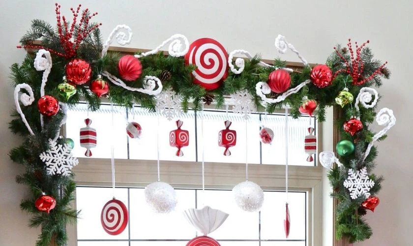 Kết hợp nhiều biểu tượng Giáng Sinh để làm thành dây treo