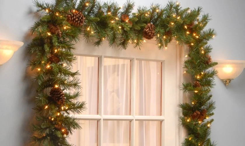 Dây treo trang trí Giáng Sinh bằng lá thông