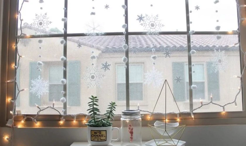 Quả cầu tuyết và đèn LED mang đến không khí Giáng Sinh