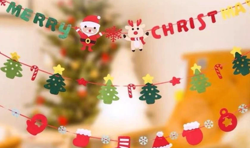 Ý tưởng trang trí cửa sổ đón Noel - Dây treo chủ đề Giáng Sinh