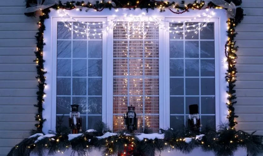 Gợi ý cách trang trí cửa sổ với LED đơn giản mà đẹp