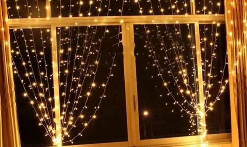 Biến tấu dây đèn LED thành rèm cửa sổ lung linh