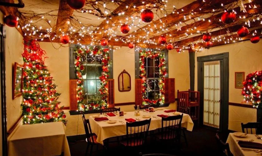 Trang trí cửa sổ Noel với dây đèn LED rực rỡ