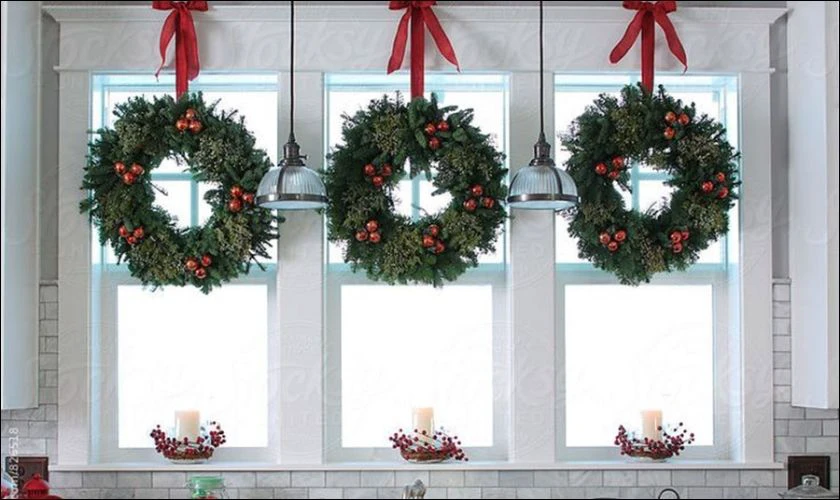 Treo vòng nguyệt quế trang trí cửa sổ đón Giáng Sinh