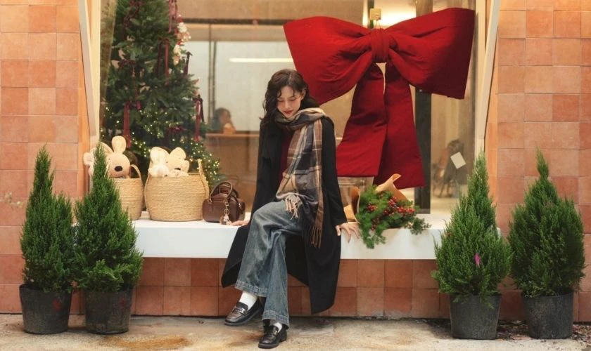 Khung cửa sổ xinh yêu với nơ đỏ tông Giáng Sinh