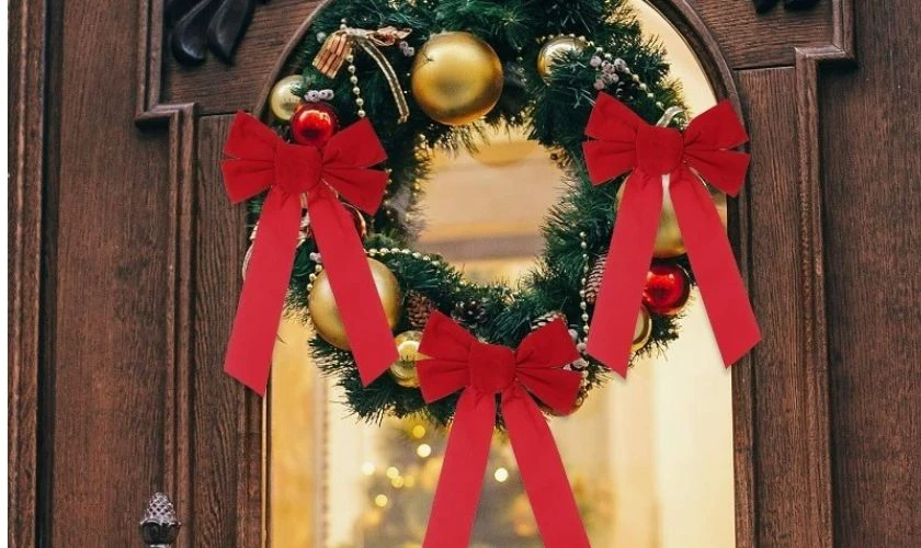 Nơ kết hợp trái châu mang đến vẻ đẹp đậm chất Noel cho nhà bạn