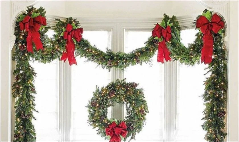 Trang trí của sổ Noel bằng vòng nguyệt quế