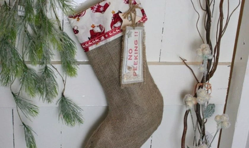 Tất vớ được tận dụng để trang trí cửa sổ Giáng Sinh 2024