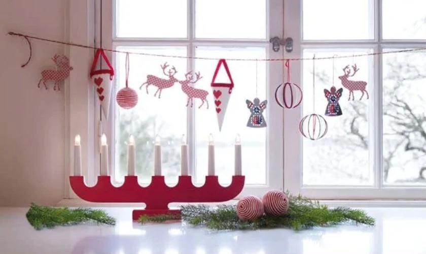 Trang trí cửa sổ với biểu tượng Giáng Sinh thú vị