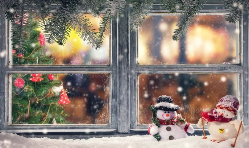 Trang trí cửa sổ đón Giáng Sinh với hình ảnh người tuyết