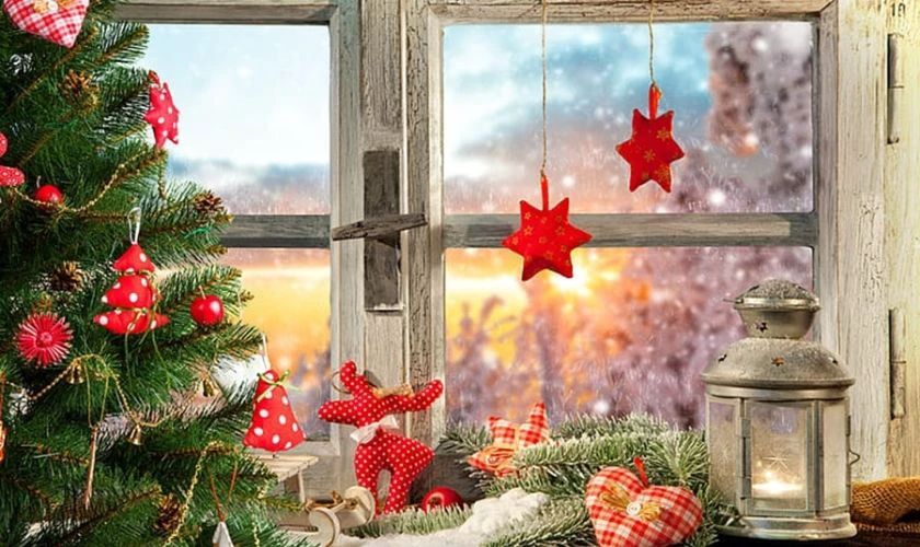 Sử dụng các hình ảnh và vật dụng Giáng Sinh để tăng không khí lễ hội