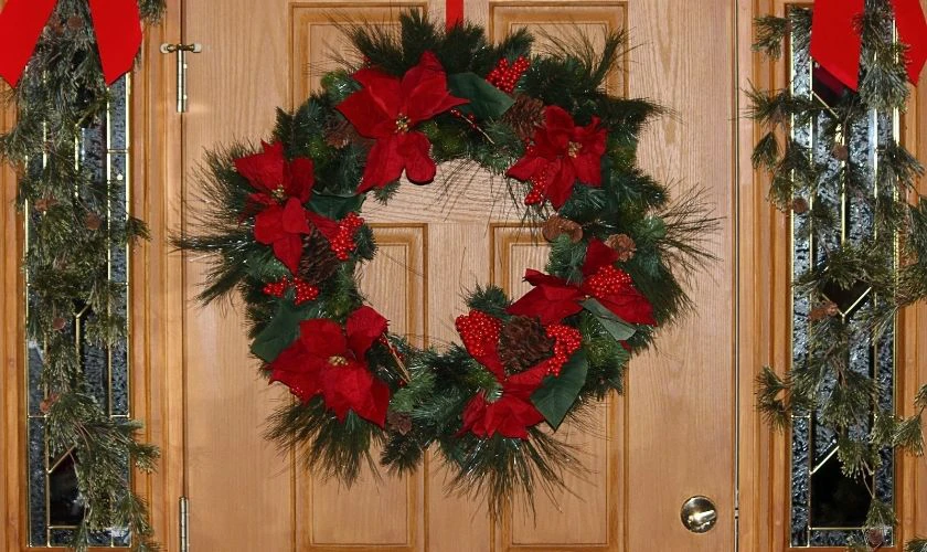 Kết hợp vòng nguyệt quế và nơ đỏ để trang trí Giáng Sinh